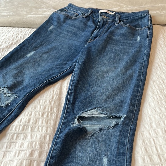 Distressed Levi Jeans - Picture 3 of 4